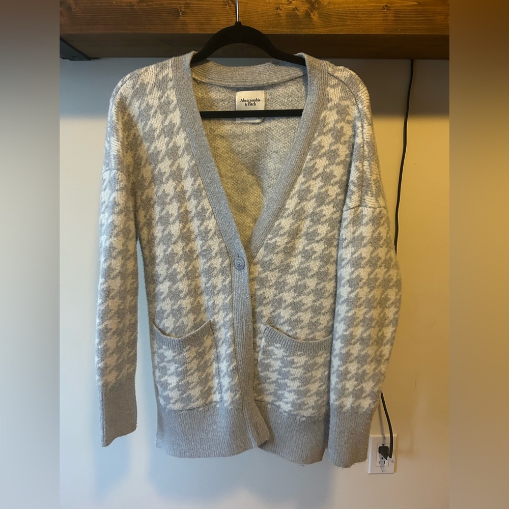 Abercrombie & Fitch Gray Houndstooth Cardigan Sweater